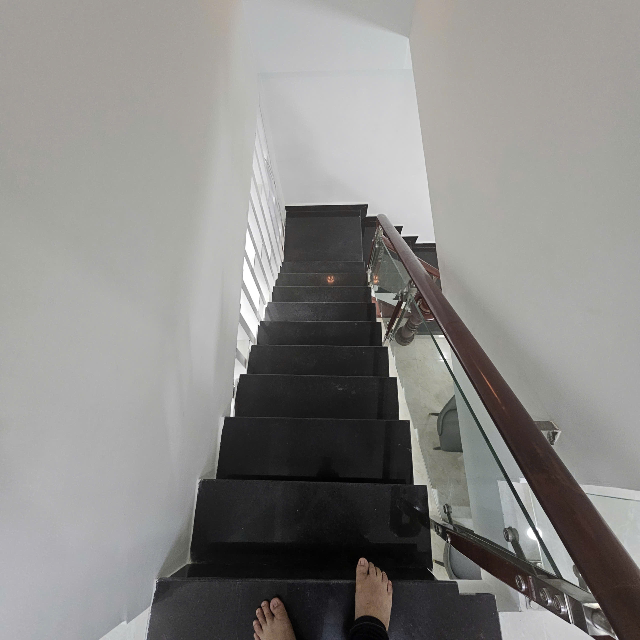 Nhà 1 lầu 3 phòng ngủ 5 x 17M, hẻm xe hơi.