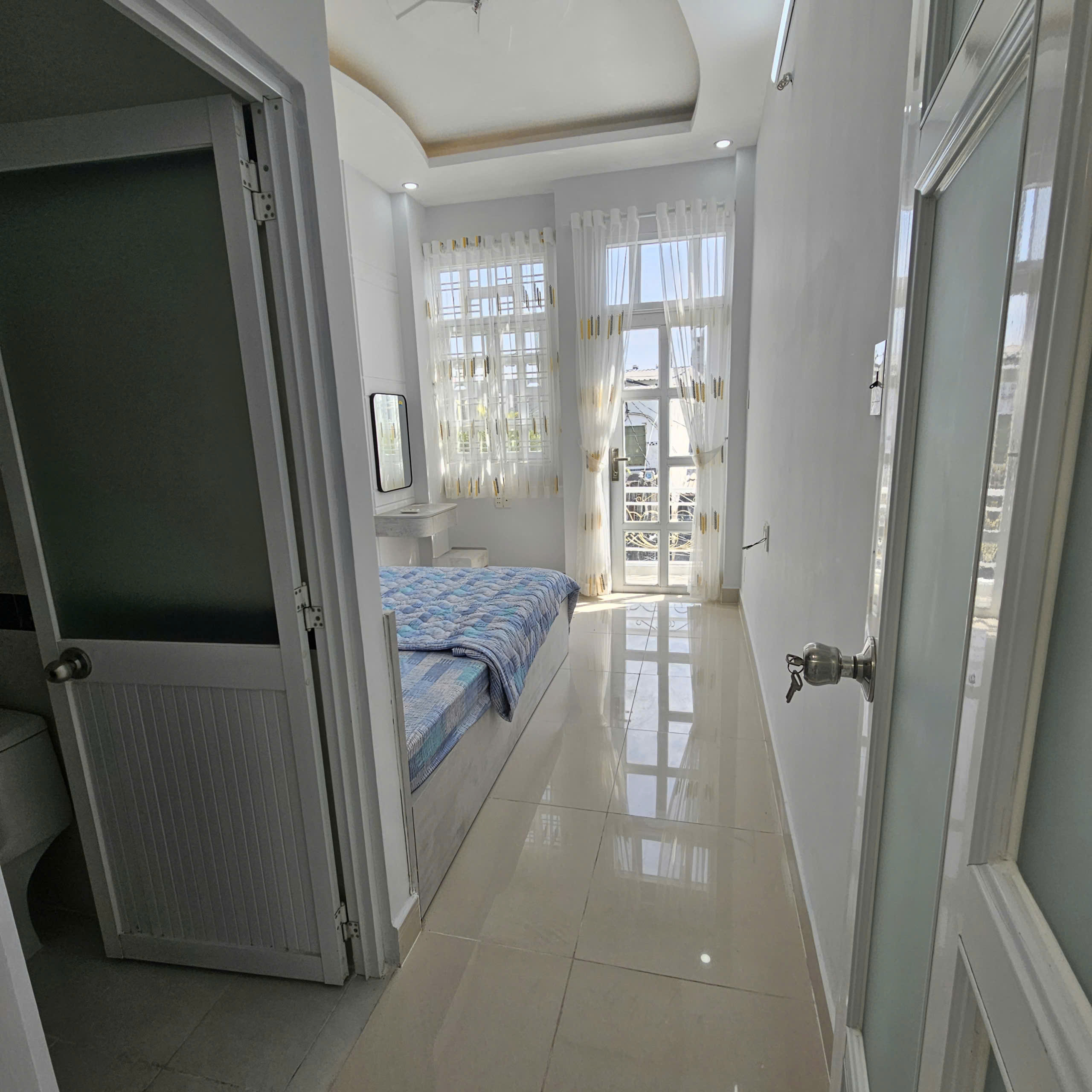 Nhà 1 trệt 1 lầu sân rộng rãi 2 phòng ngủ 3 x 17M, Phun nội thất.