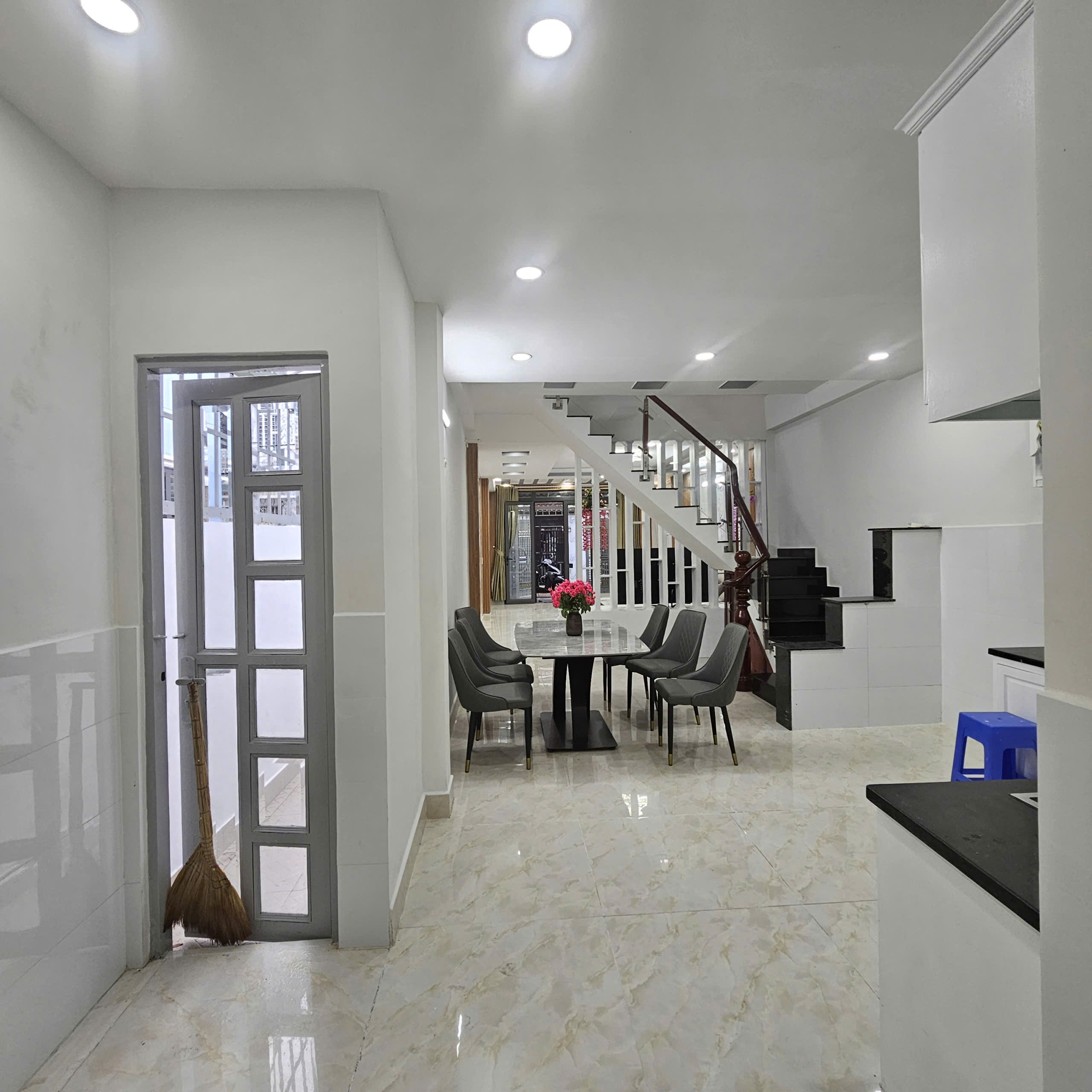 Nhà 1 lầu 3 phòng ngủ 5 x 17M, hẻm xe hơi.