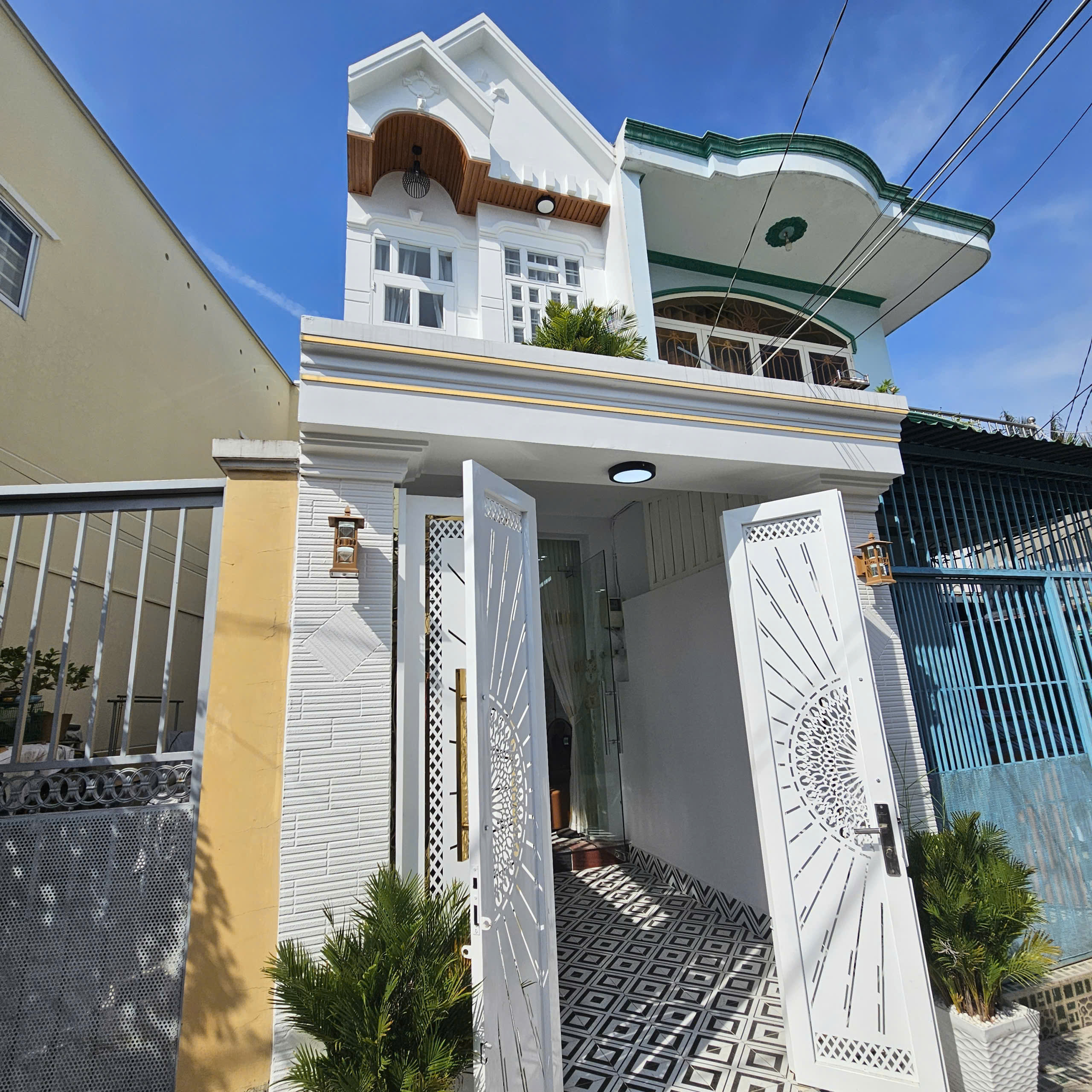 Nhà 1 trệt 1 lầu sân rộng rãi 2 phòng ngủ 3 x 17M, Phun nội thất.