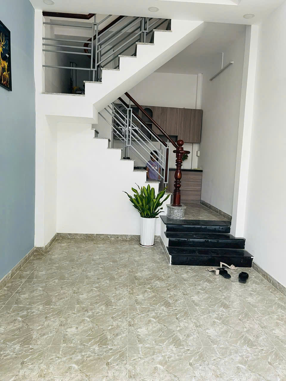 Nhà 1 trệt 1 lầu mặt tiền hẻm gồm 2 phòng ngủ sổ hồng riêng sang tên.