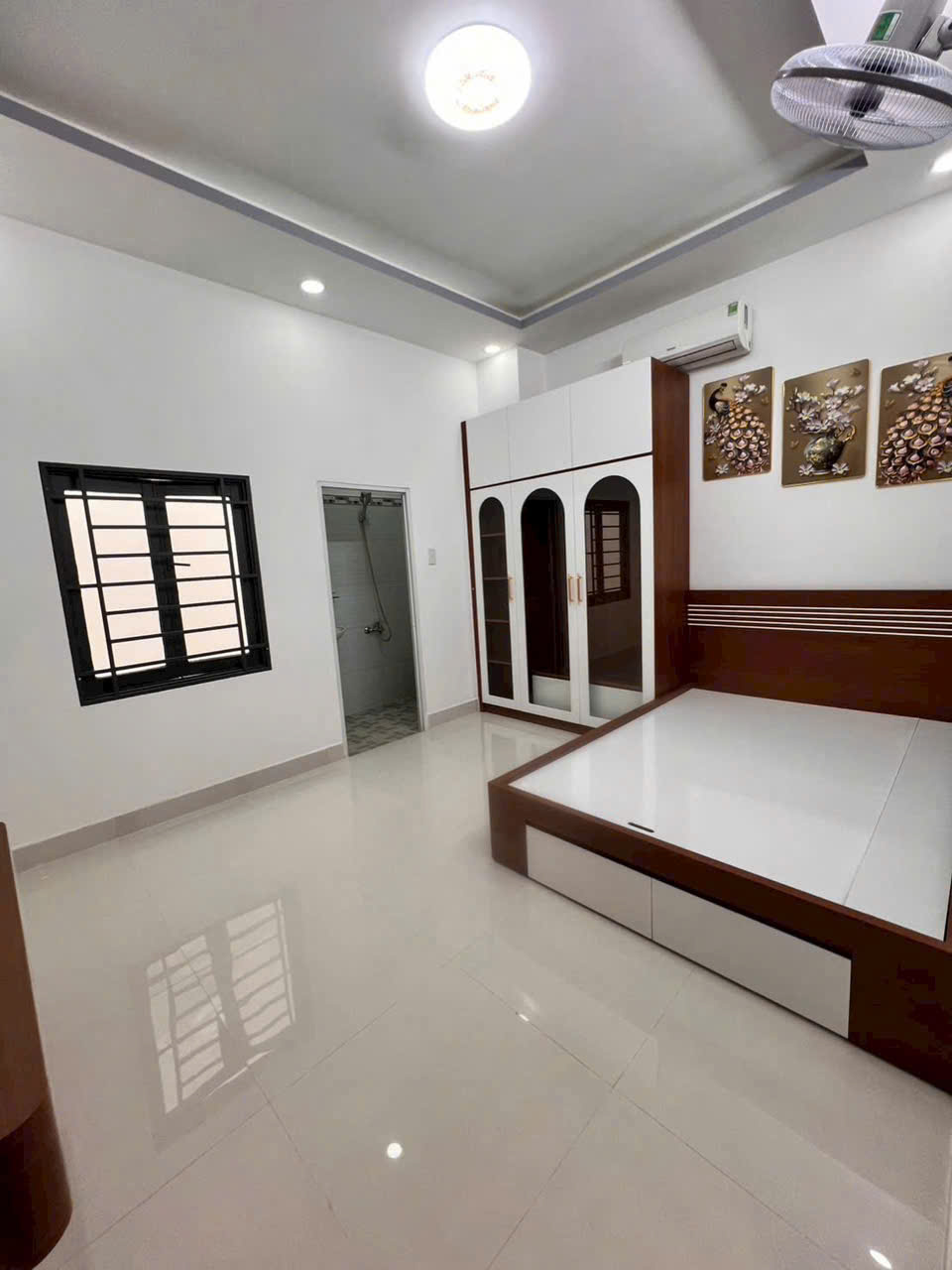 NHÀ 3 PHÒNG NGỦ SÂN THƯỢNG , PHÒNG THỜ SÂN RỘNG RÃI NHÀ GẦN CHỢ PHÚ XUÂN.