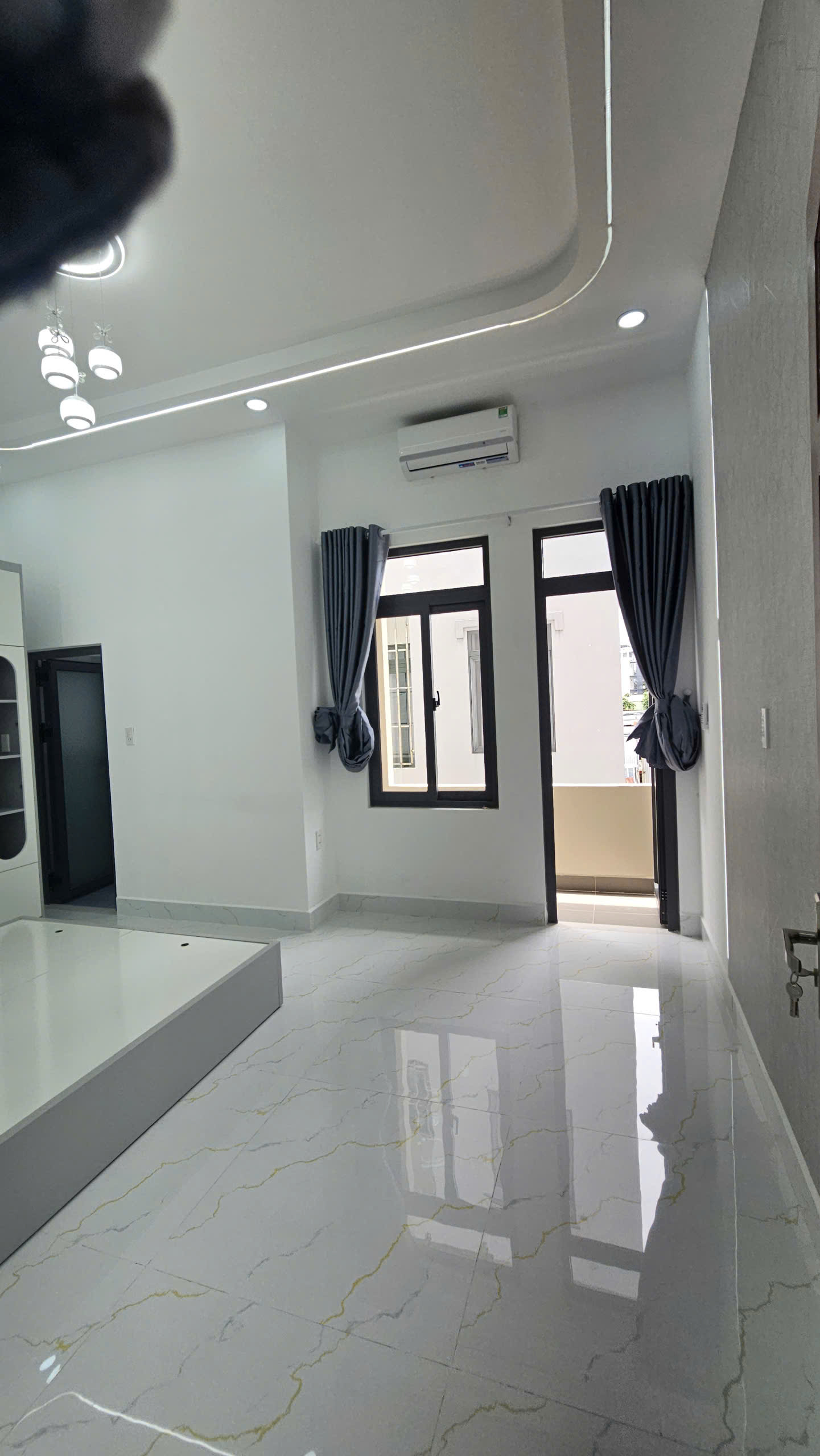 Nhà 3 tầng có thang máy xịn sò cách đường chính chỉ 70m2.