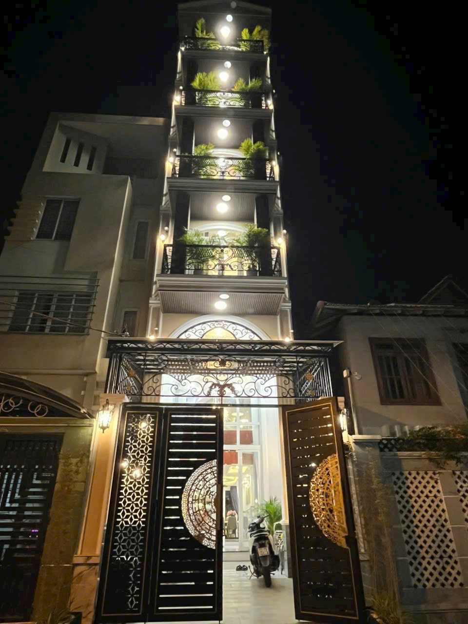 Nhà mặt tiền kinh doanh buôn bán CÓ THANG MÁY quận 7.