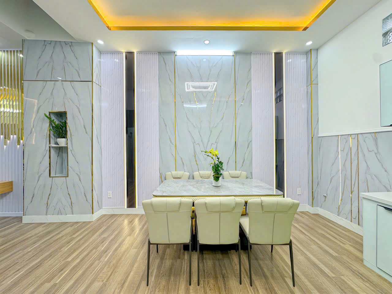 Nhà phun nội thất vào ở liền giáp quận 7 nhà 3 tầng ,sân thượng.