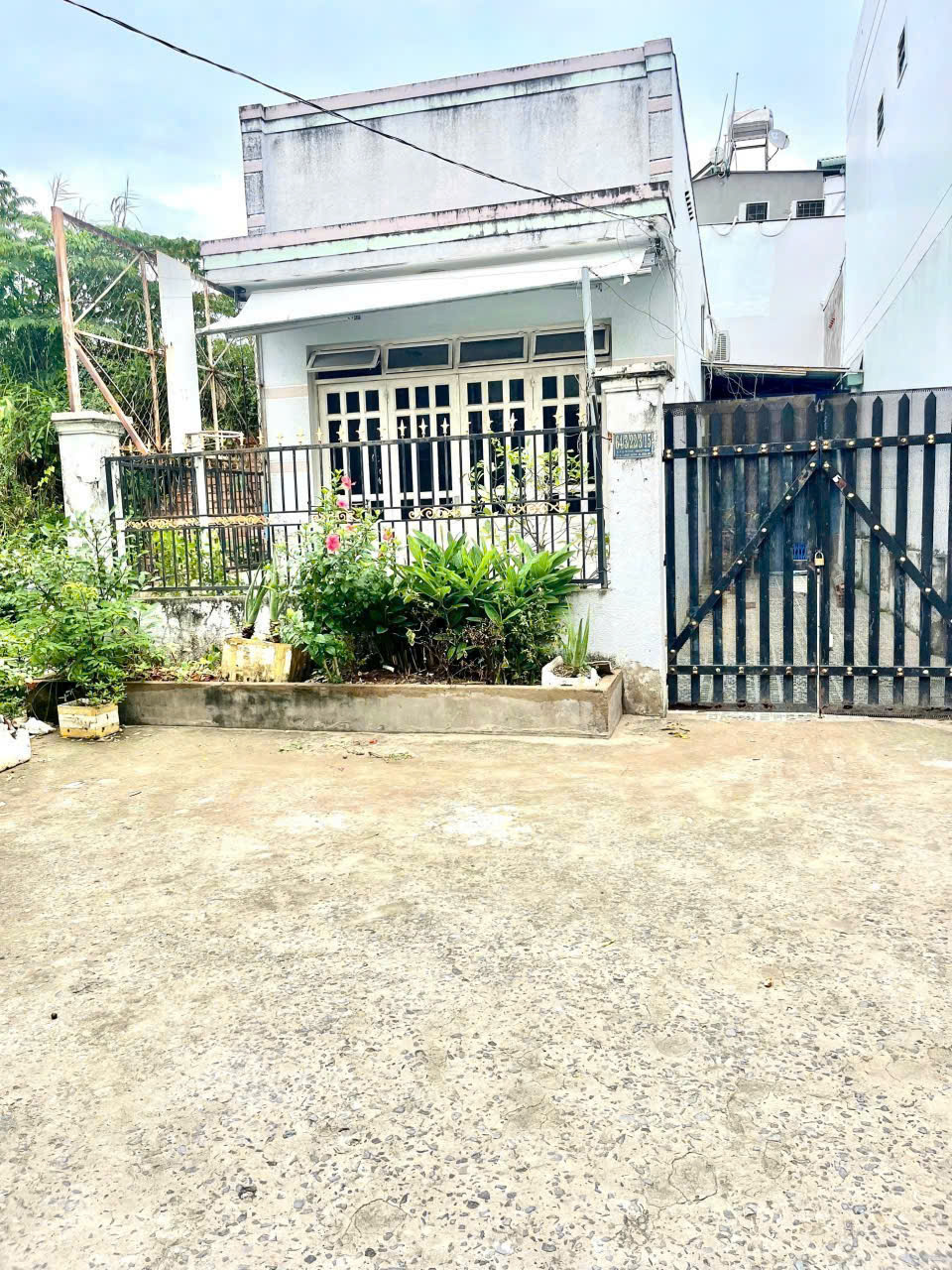 Nhà cấp 4 ,có gác vị trí hẻm thông khu dân cư thoáng mát ,an ninh.