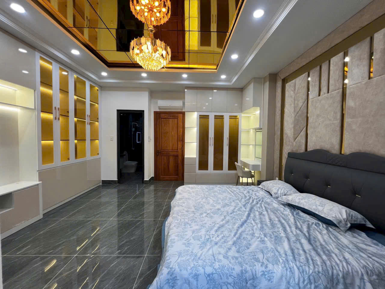 Nhà mặt tiền đường phố quận 7 nhà có thang máy phun nội thất.