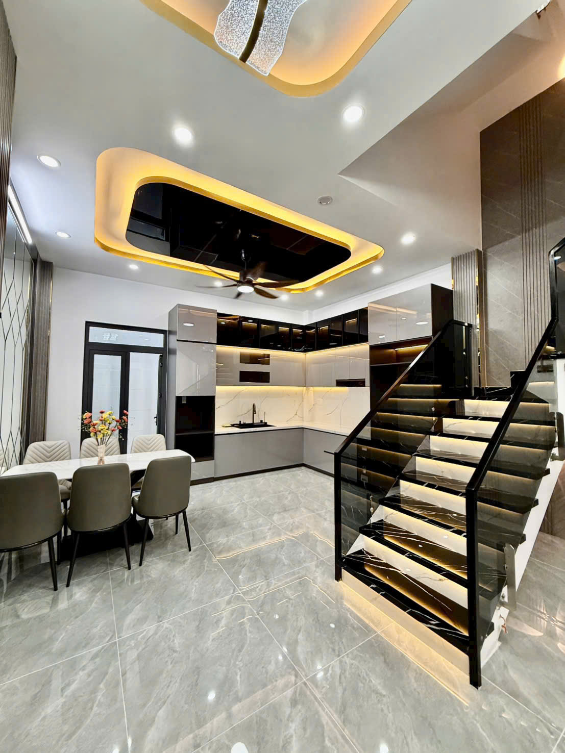 Nhà Xây Mới vào ở liền 3 phòng ngủ sân thượng sát chợ phú xuân gần q7.