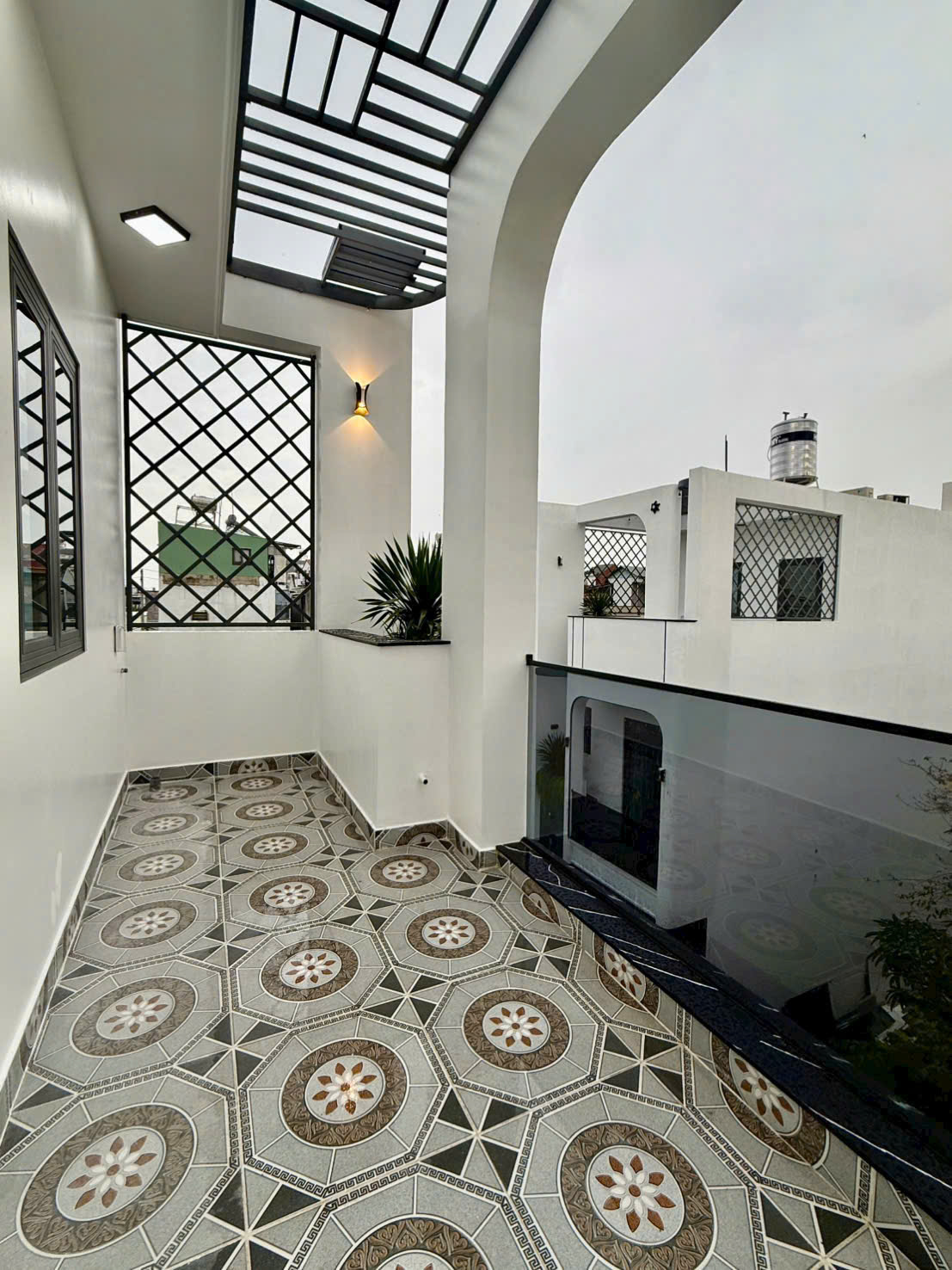 Nhà Xây Mới vào ở liền 3 phòng ngủ sân thượng sát chợ phú xuân gần q7.