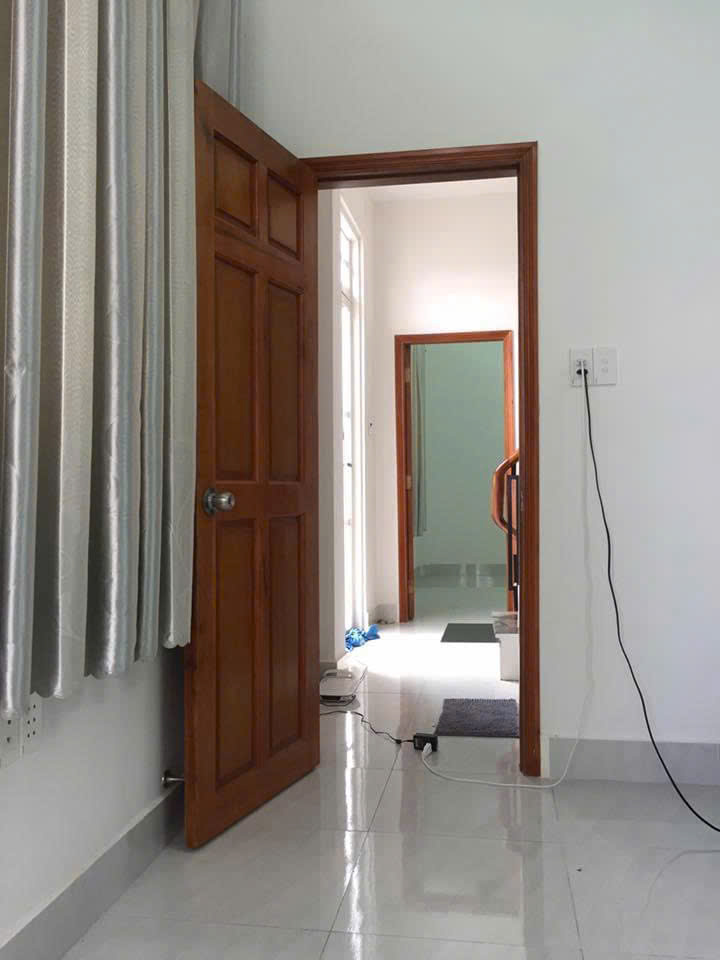Nhà phố liền kề mặt tiền hẻm ban công rộng rãi nhiều cửa sổ.