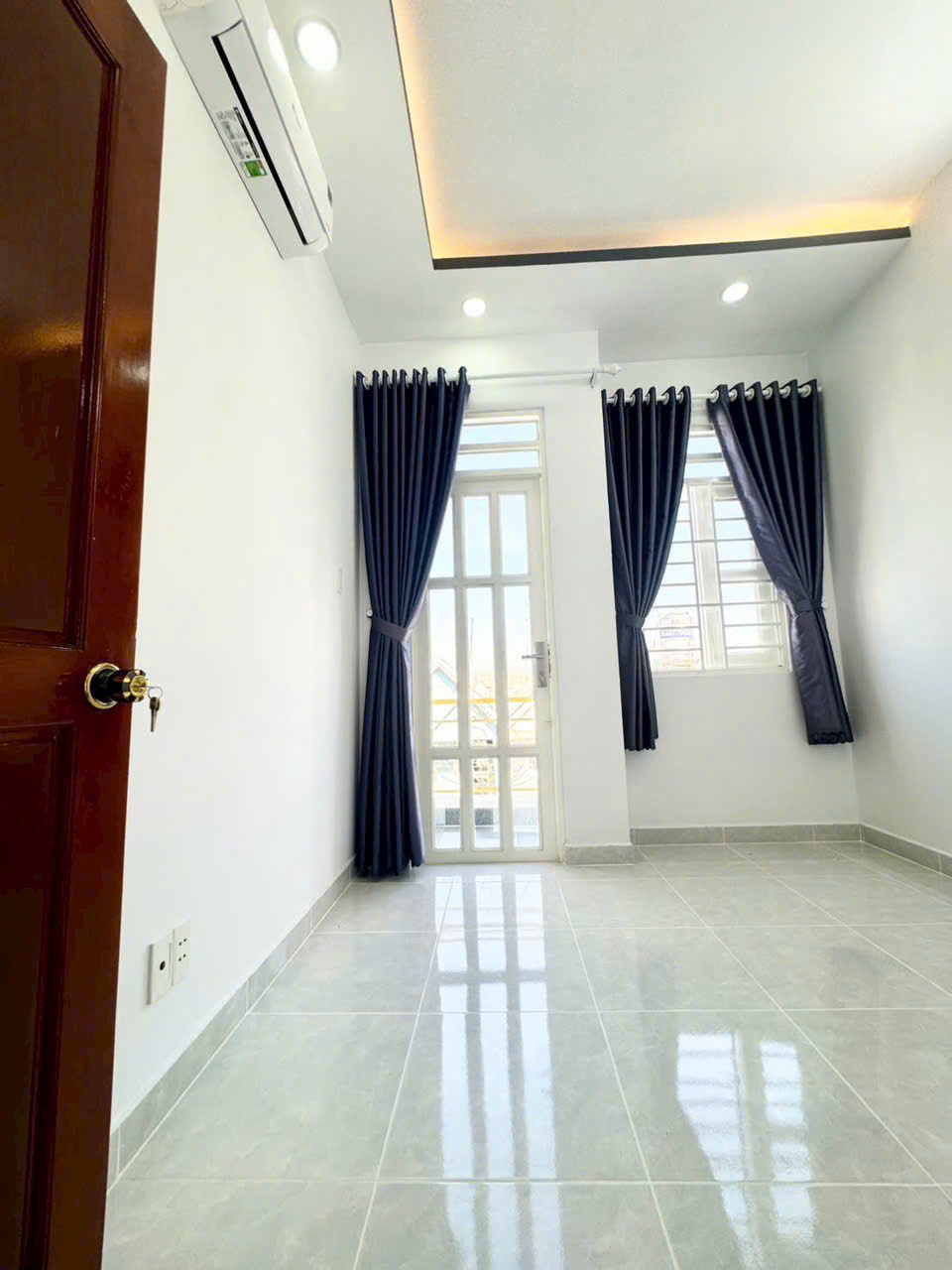 NHÀ 1 TRỆT 1 LỮNG 2 LẦU 5PN HUỲNH TẤN PHÁT