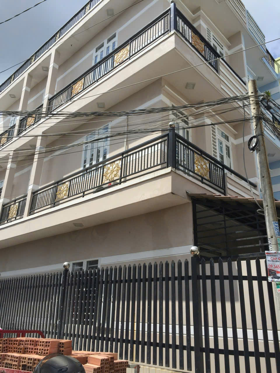 Nhà phố liền kề mặt tiền hẻm ban công rộng rãi nhiều cửa sổ.