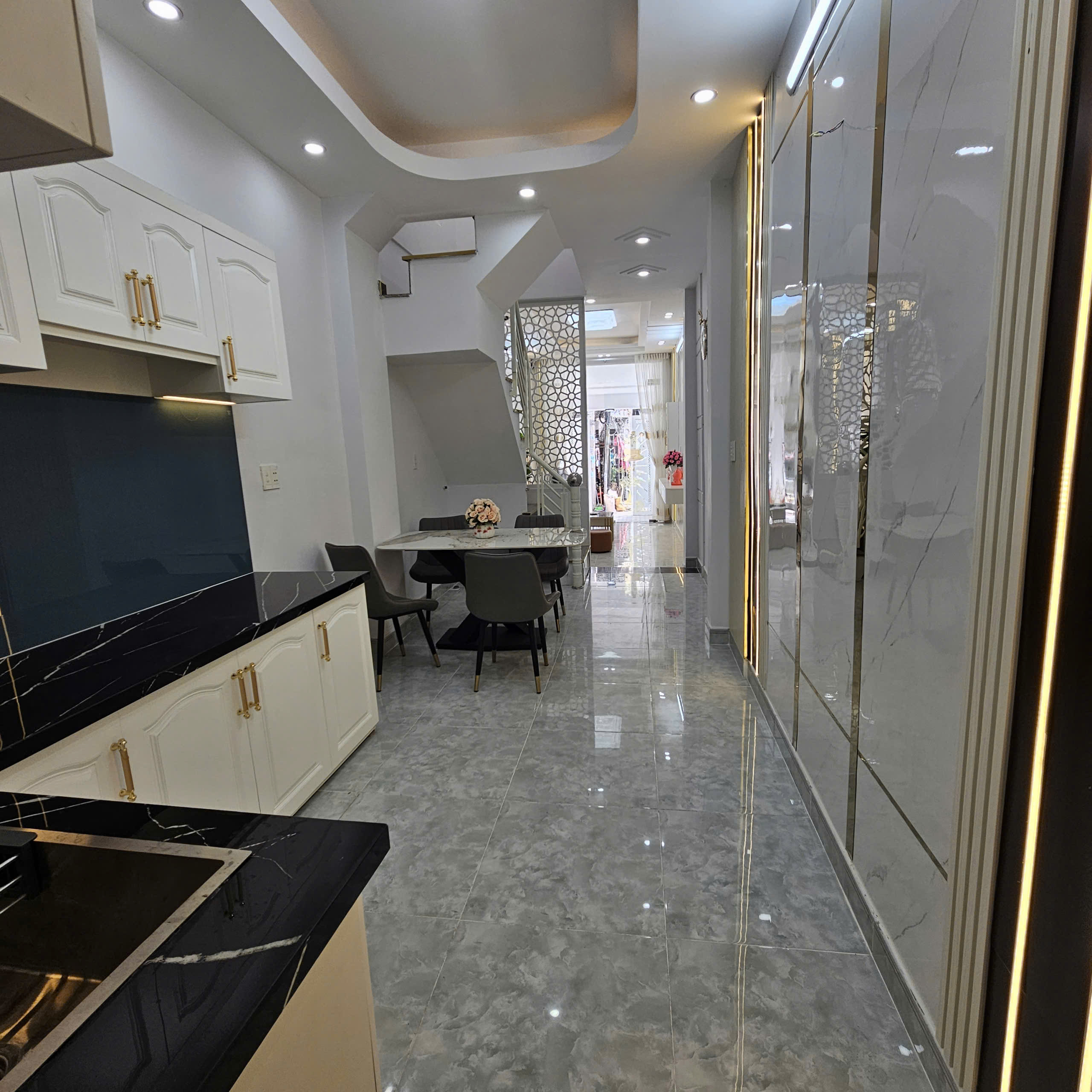 Nhà 1 trệt 1 lầu sân rộng rãi 2 phòng ngủ 3 x 17M, Phun nội thất.