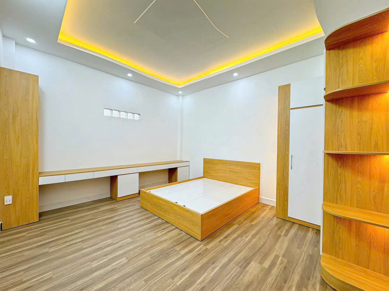 Nhà phun nội thất vào ở liền giáp quận 7 nhà 3 tầng ,sân thượng.