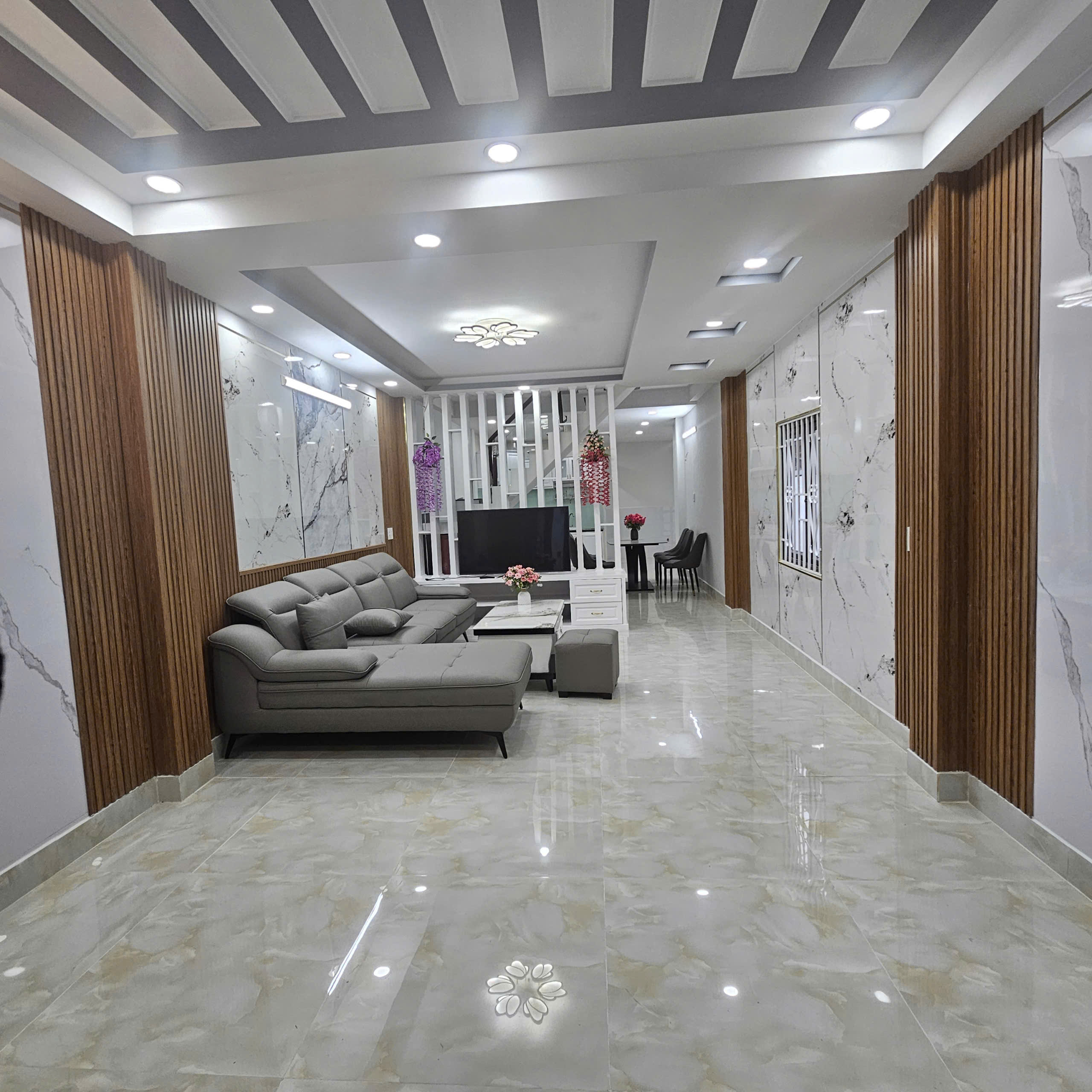 Nhà 1 lầu 3 phòng ngủ 5 x 17M, hẻm xe hơi.