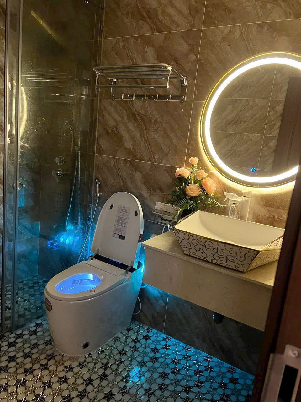 Nhà mặt tiền kinh doanh buôn bán CÓ THANG MÁY quận 7.