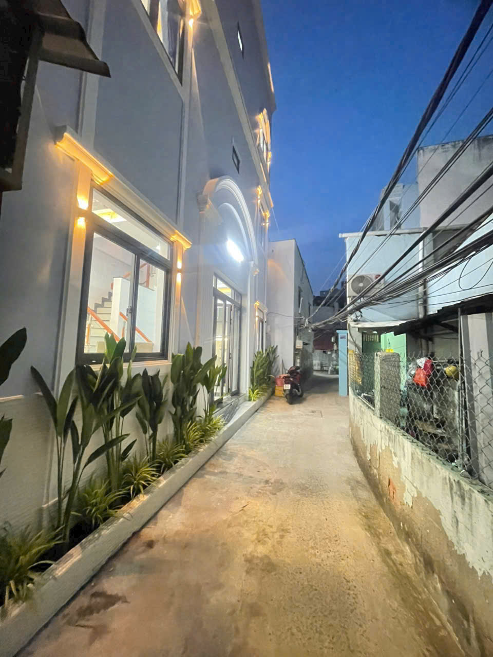 Nhà Ngay Trung Tâm QUẬN 7 Nhà mớ 2 lầu ,sân thượng.