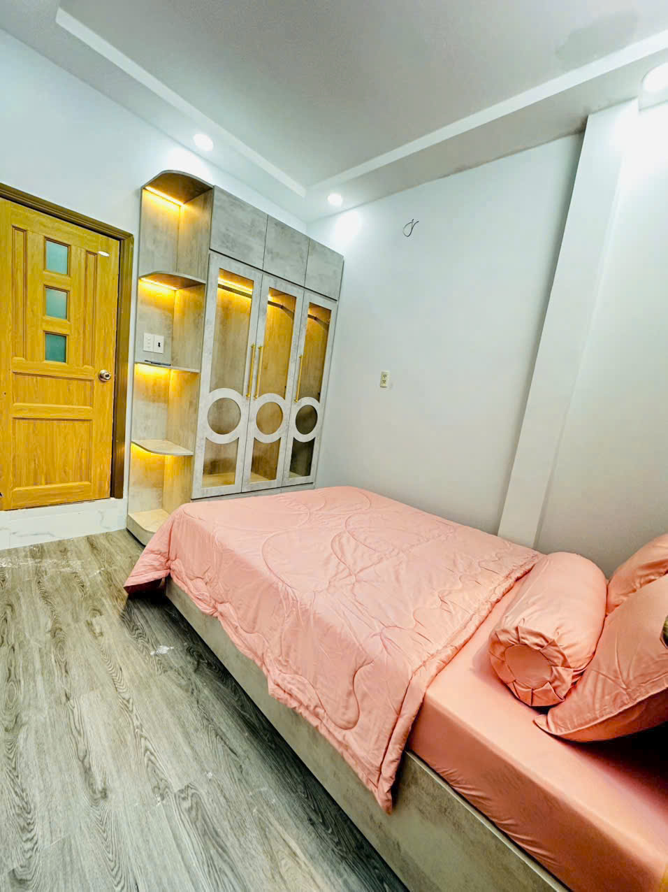 Nhà mặt tiền hẻm xe hơi tới nhà 1 trệt 1 lầu phun nội thất.