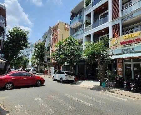 Nhà mặt tiền đường phố quận 7 nhà có thang máy phun nội thất.