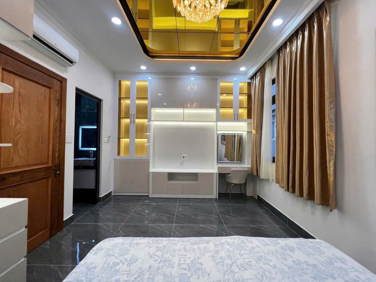 Nhà mặt tiền đường phố quận 7 nhà có thang máy phun nội thất.