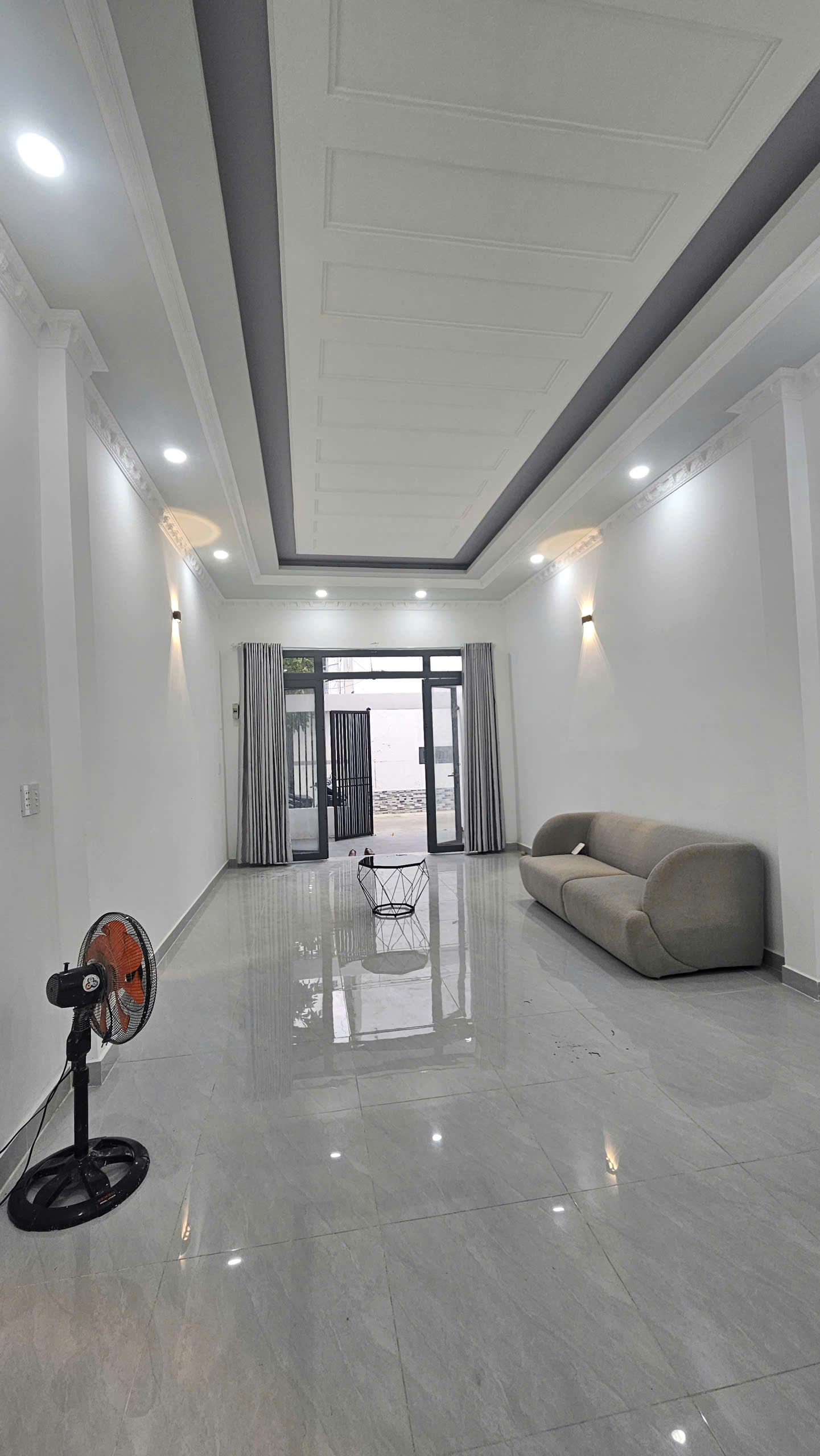 NHÀ TRỆT CHIỀU DÀI KHỦNG THIẾT KẾ 3 PHÒNG NGỦ SÂN RỘNG.