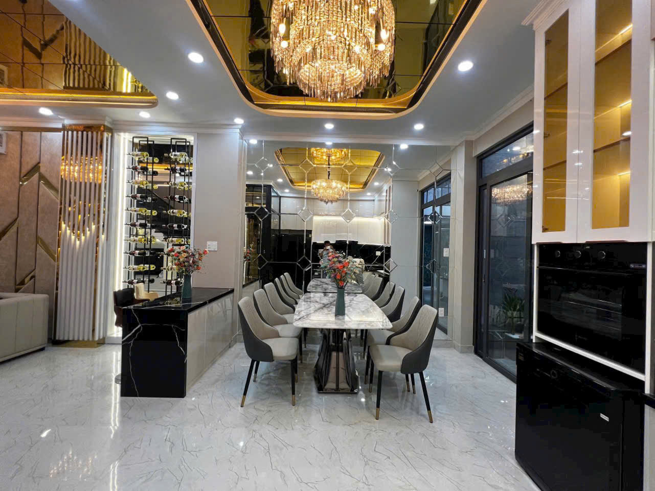 Nhà mặt tiền đường phố quận 7 nhà có thang máy phun nội thất.