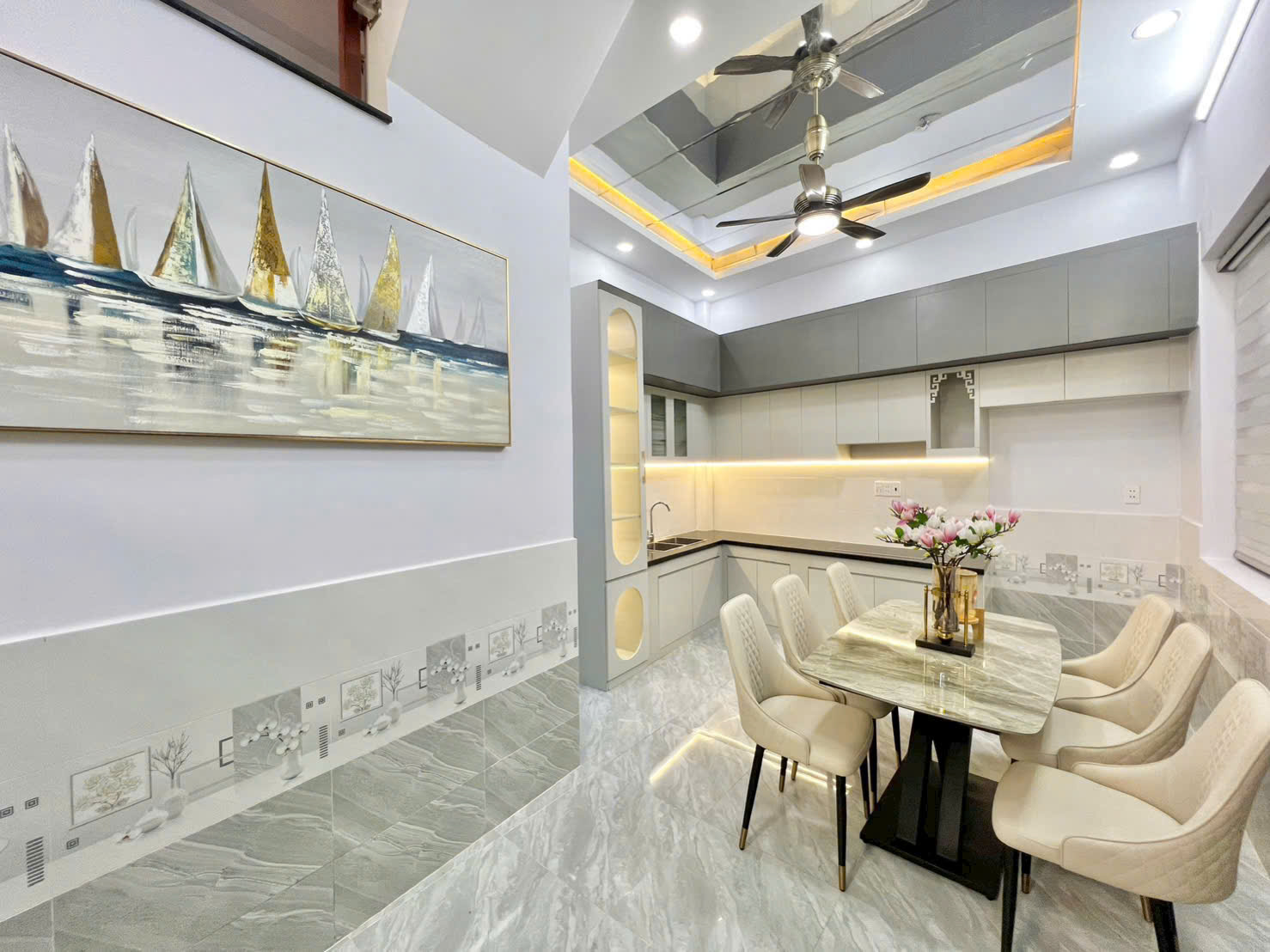 Nhà Ngay Trung Tâm QUẬN 7 Nhà mớ 2 lầu ,sân thượng.