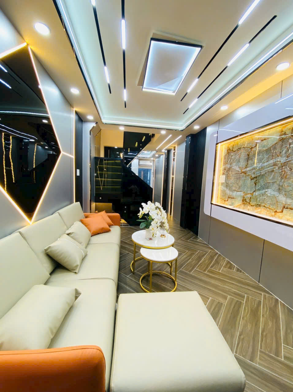 Nhà mặt tiền hẻm thông 8m, lê văn nhà bè 3 tầng vào ở liền.