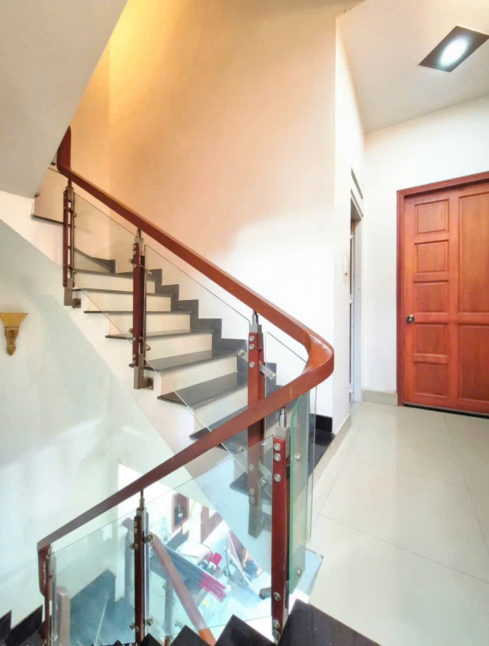 Nhà phố 3 tầng hẻm xe hơi vào ở liền sổ hồng công chứng sang tên.