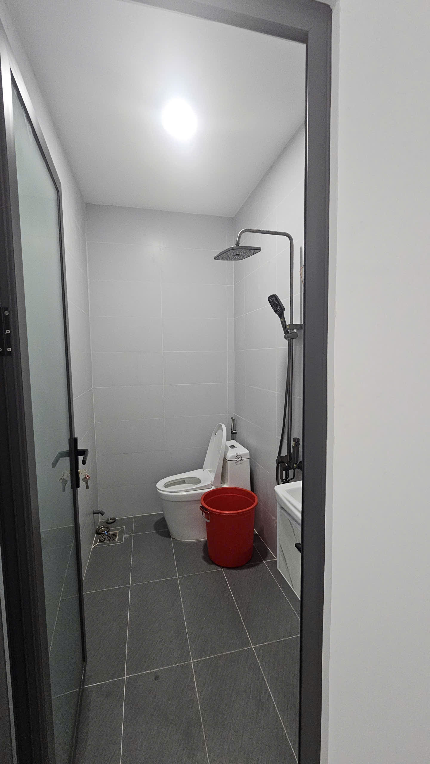 NHÀ TRỆT CHIỀU DÀI KHỦNG THIẾT KẾ 3 PHÒNG NGỦ SÂN RỘNG.