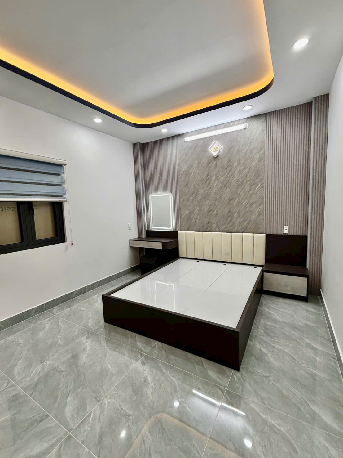 Nhà Xây Mới vào ở liền 3 phòng ngủ sân thượng sát chợ phú xuân gần q7.