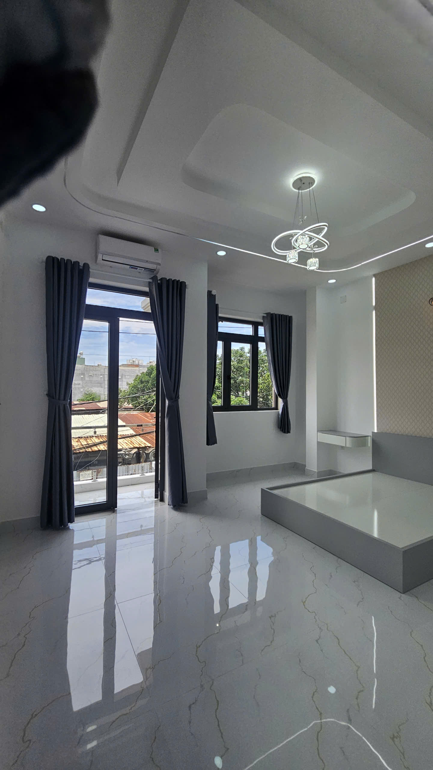 Nhà 3 tầng có thang máy xịn sò cách đường chính chỉ 70m2.