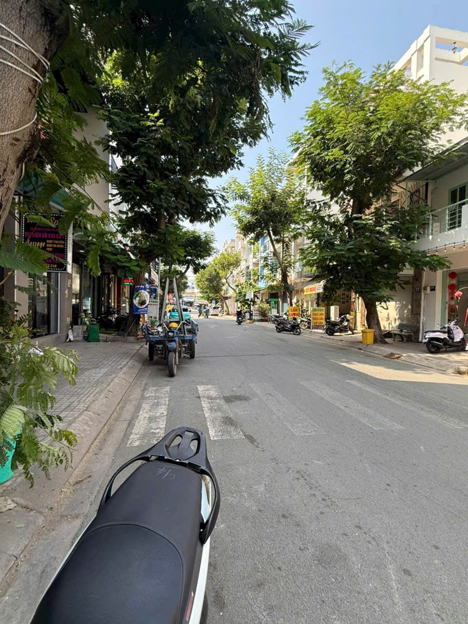Nhà mặt tiền đường phố quận 7 nhà có thang máy phun nội thất.