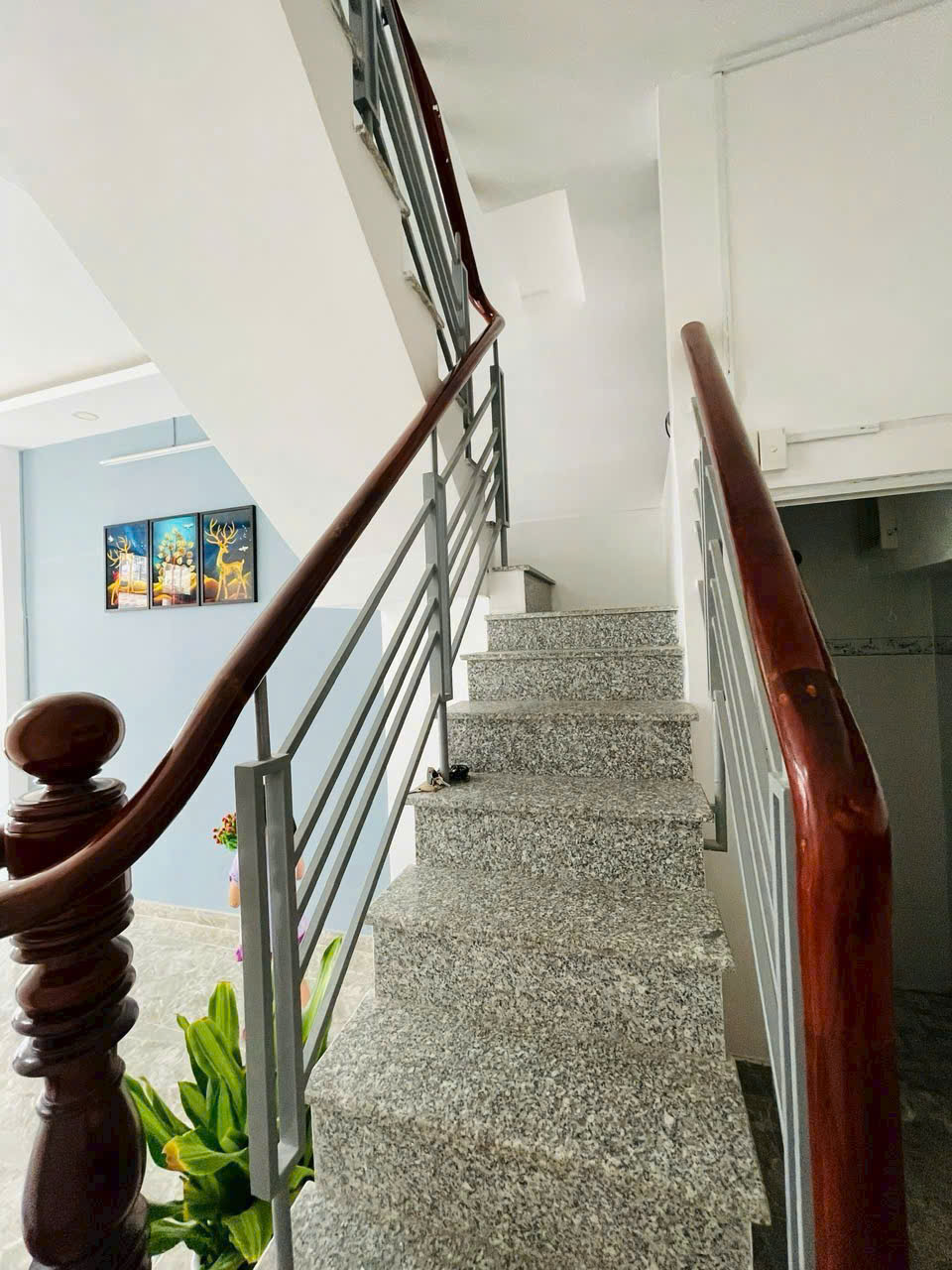 Nhà 1 trệt 1 lầu mặt tiền hẻm gồm 2 phòng ngủ sổ hồng riêng sang tên.