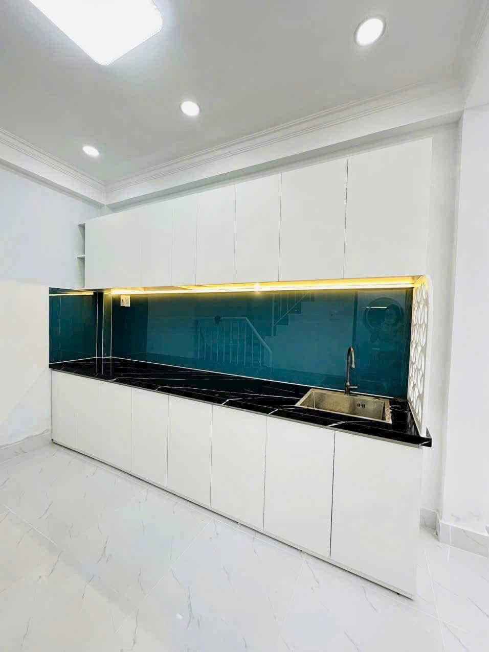 Nhà mặt tiền hẻm xe hơi tới nhà 1 trệt 1 lầu phun nội thất.