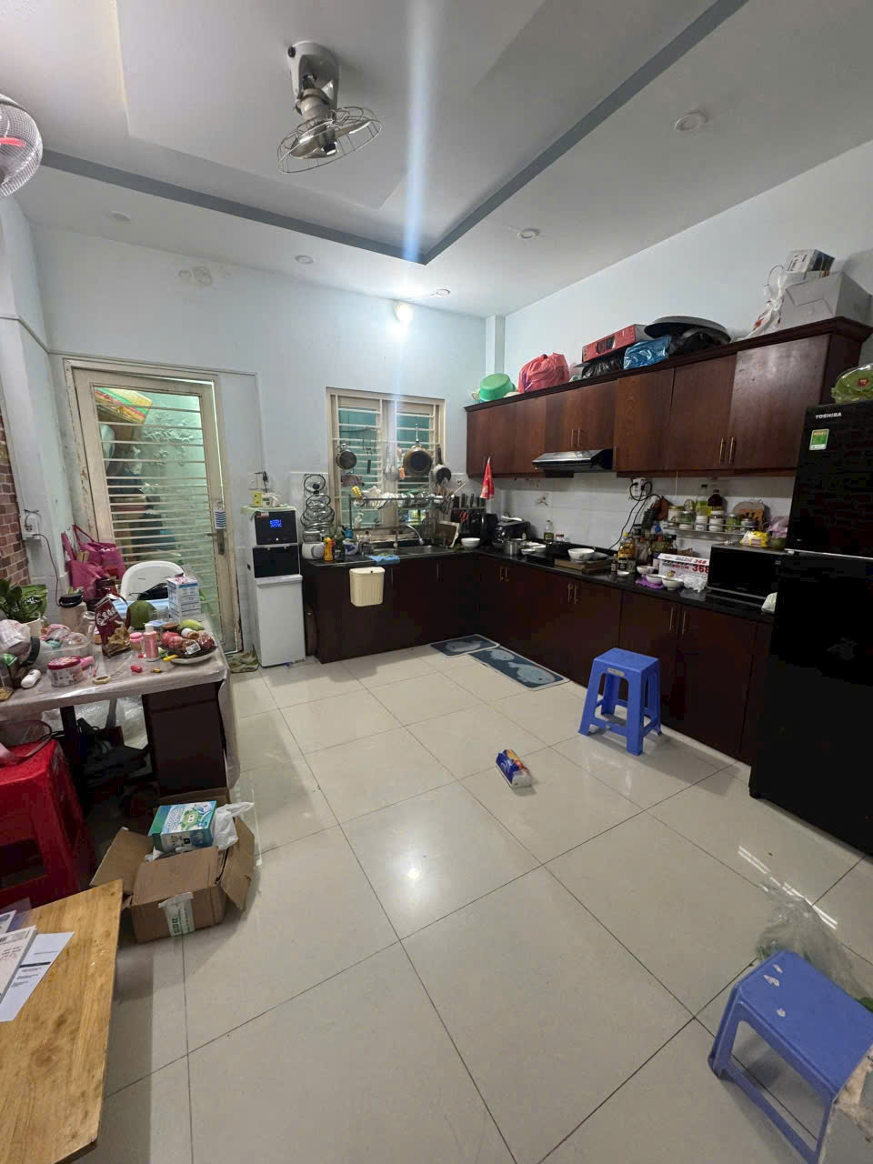 Nhà khu dân cư đông đúc hẻm xe hơi nhà 3 tầng 4 phòng ngủ .