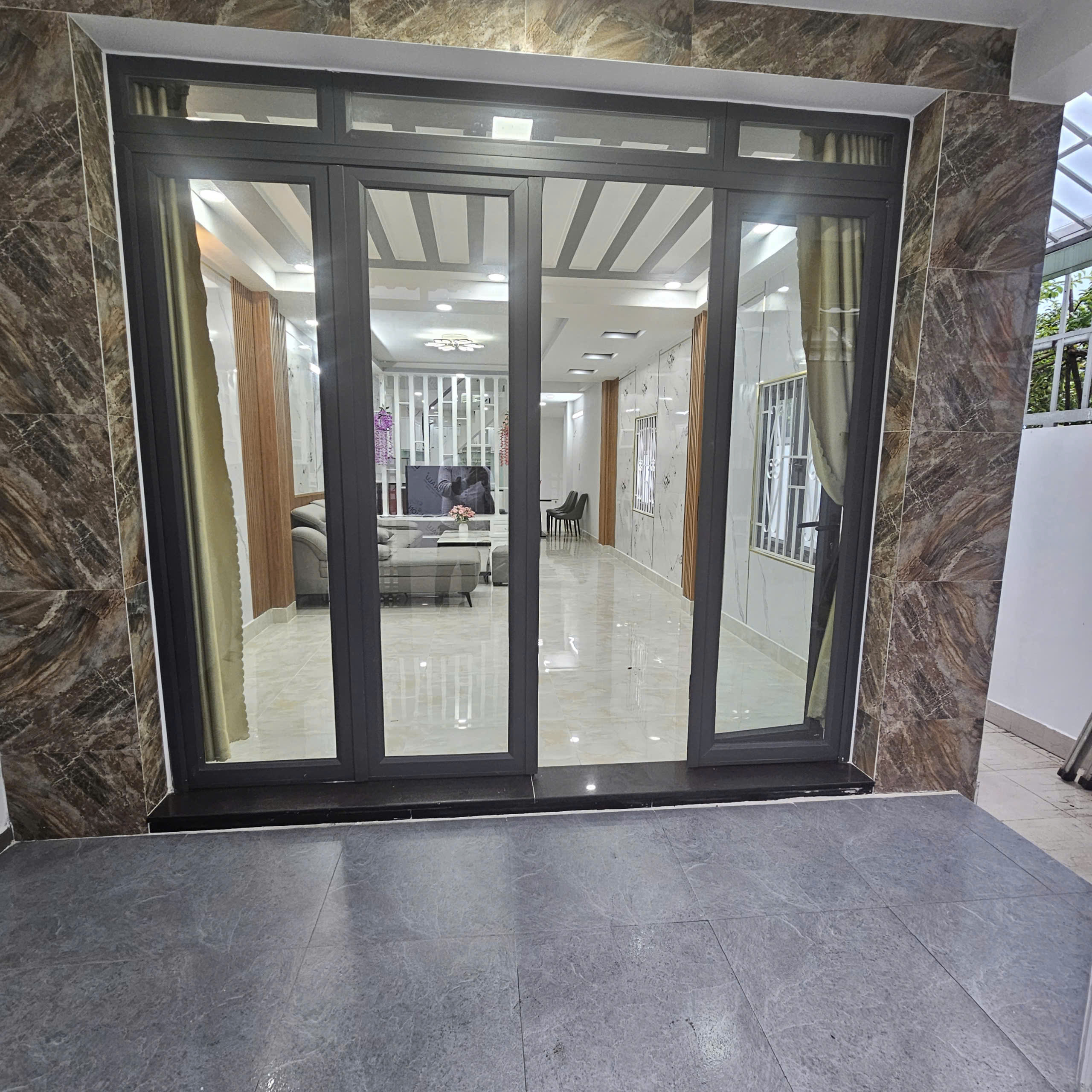 Nhà 1 lầu 3 phòng ngủ 5 x 17M, hẻm xe hơi.