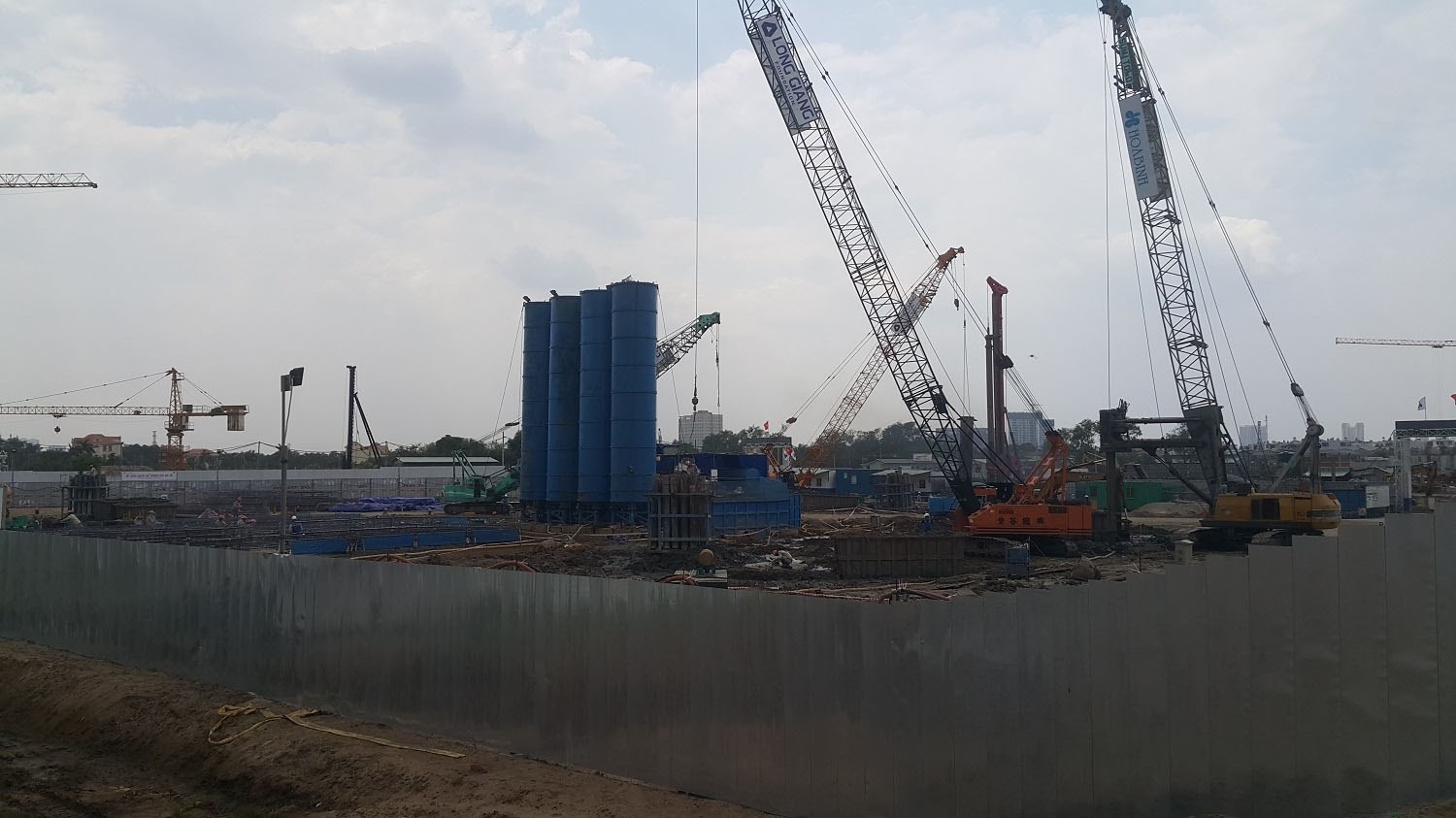 Đơn vị xây dựng Hòa bình đang thi công xây dựng Block MP3,4 và 5. Ảnh: Nam Long HCM Đơn vị xây dựng Hòa bình đang thi công xây dựng Block MP3,4 và 5. Ảnh: Nam Long HCM