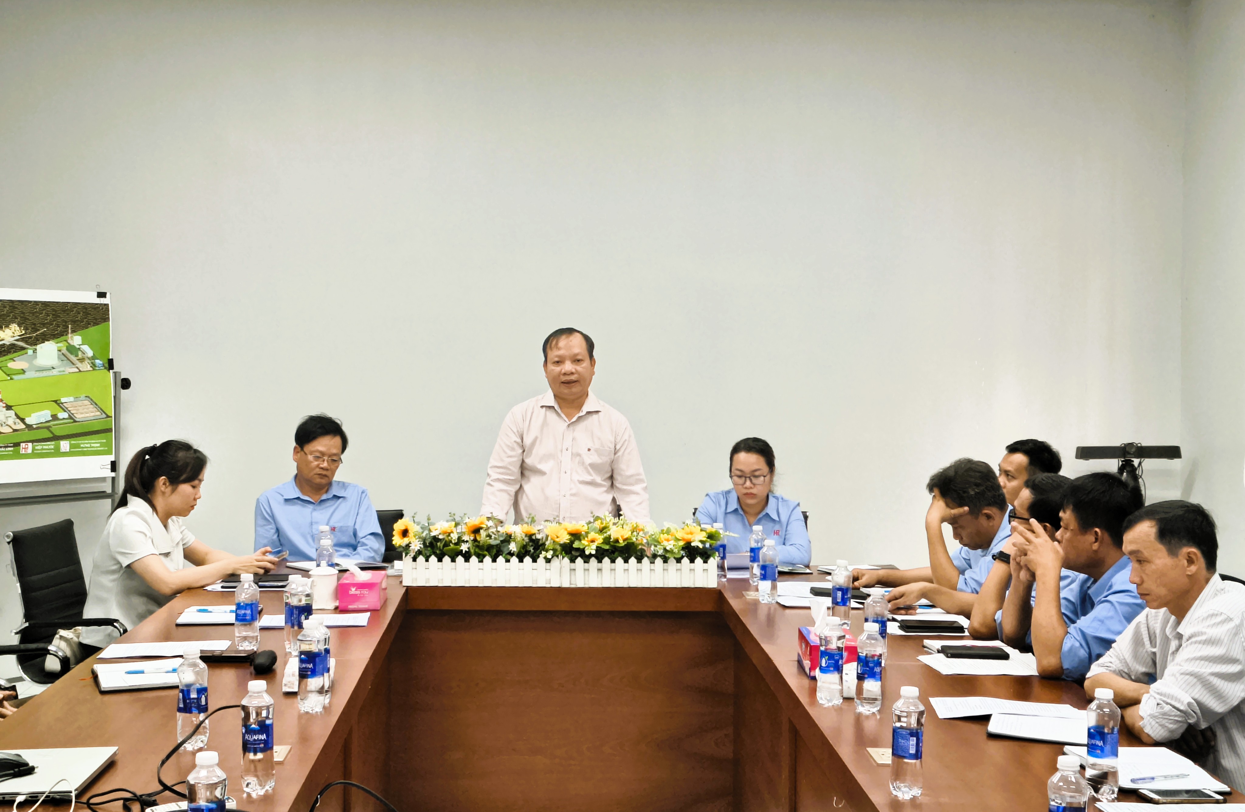 Bí thư Chi bộ Phạm Hồng Tiến phát biểu